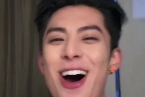 王鹤棣晒詹姆斯亲笔签名并尖叫：呜呜呜呜to Dylan Wang